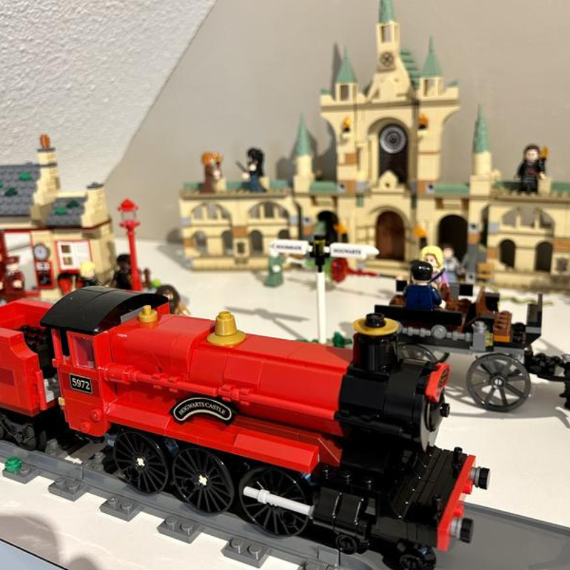 Poudlard Express et la gare de Pré-au-Lard (1074 pièces)